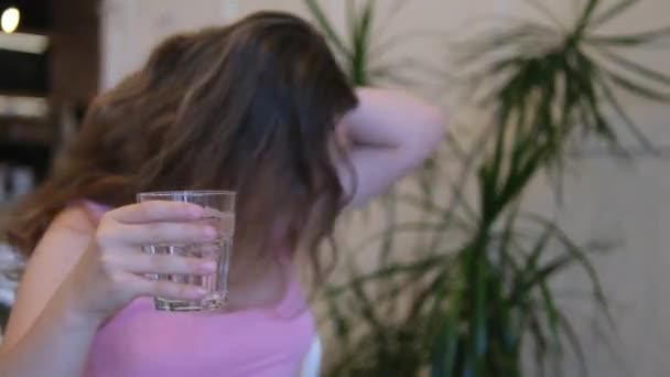 Monitor Haar Gezondheid Drinken Schoon Water Een Lege Maag Jong — Stockvideo