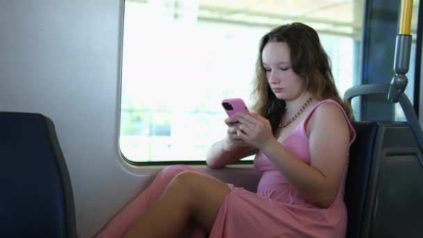 Girl Met Écouteurs Écouter Des Messages Audio Musique Écouter Les — Video