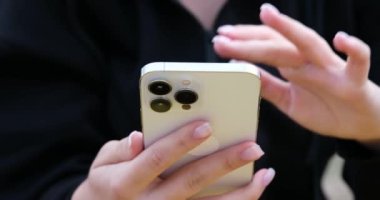 Cep telefonu kullanan genç bir kadının elleri, ağır çekimde. Yüksek kalite 4k görüntü