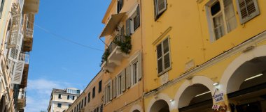 Korfu Yunanistan adasının çeşitli yerlerinde turistler için ünlü teknelerin okyanus güzelliği görülür. Yüksek kalite 