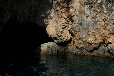 Korfu Yunanistan adasının çeşitli yerlerinde turistler için ünlü teknelerin okyanus güzelliği görülür. Yüksek kalite 