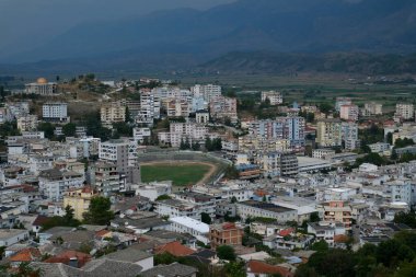 Girokastra Arnavutluk 'un güneyinde, Drinos Nehri vadisinde bir şehirdir. Bölgenin ve belediyenin idari merkezi. Akdeniz iklimi. Beyaz yüzler. Cirokastra Arnavutluk 05.12.2024 