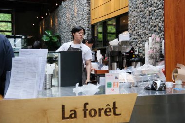 Lezzetli kruvasanları olan harika bir kafe, hava antrenörü durağının yanında. Yüksek kalite Vancouver Kanada 05.10.2024 