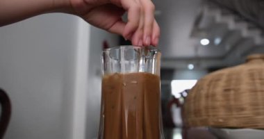 Kahve, pipetle kahve karıştıran eller. Yüksek kaliteli FullHD görüntüler