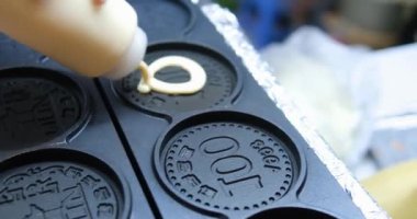 Donut, Vietnam 'da sokak yemekleri yapıyor markette desenli lezzetli taze waffle' lar hazırlıyor. Yüksek kalite 4k görüntü