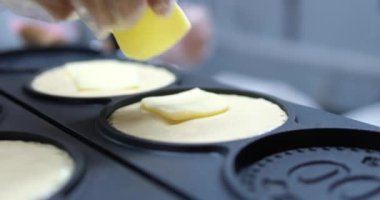 Donut, Vietnam 'da sokak yemekleri yapıyor markette desenli lezzetli taze waffle' lar hazırlıyor. Yüksek kalite 4k görüntü