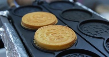Donut, Vietnam 'da sokak yemekleri yapıyor markette desenli lezzetli taze waffle' lar hazırlıyor. Yüksek kalite 4k görüntü