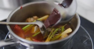 Vietnam yemeklerinde bir parça kan Kuzey Vietnam 'da haşlanmış etle servis edilen Vietnam çiğ kan tabağı. Domuz eti parçalı çorba. Kan pudingi.