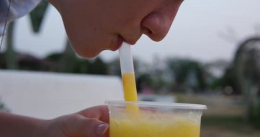 Taze mangoyla mango karışımı. Plastik bardaktaki sokak yemeği şuruplu mango içeceği.