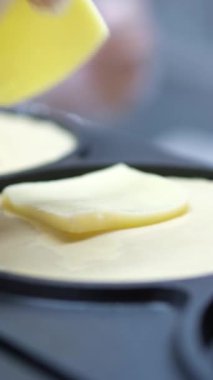 Donut, Vietnam 'da sokak yemekleri yapıyor markette desenli lezzetli taze waffle' lar hazırlıyor. Yüksek kalite 4k görüntü