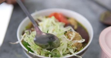 Vietnam yemeklerinde bir parça kan Kuzey Vietnam 'da haşlanmış etle servis edilen Vietnam çiğ kan tabağı. Domuz eti parçalı çorba. Kan pudingi.