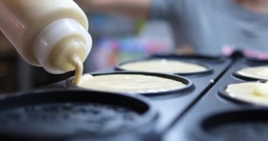 Donut, Vietnam 'da sokak yemekleri yapıyor markette desenli lezzetli taze waffle' lar hazırlıyor. Yüksek kalite 4k görüntü