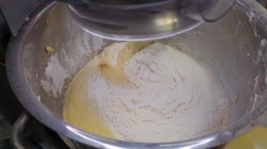 Yiyecek işlemcisi Hamur karıştırıcı, su ve unu karıştırma, yoğurma makinesinde hamur yoğurma, ekmek hamuru hazırlama süreci. Yüksek kalite 8K görüntü