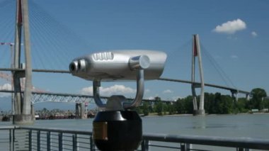 Yazın, New Westminster ve Surrey 'deki Skytrain Köprüsü' ne bakan Coin-işletimli dürbünler, Büyük Vancouver, British Columbia, Kanada. Yüksek kalite 4k görüntü