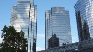 Kanada Vancouver şehir merkezi şehir merkezindeki Glass gökdelenleri, güzel modern yüksek binalar, ofis merkezi, gökyüzüne karşı. Yüksek kalite 4k görüntü