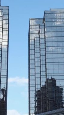 Kanada Vancouver şehir merkezi Glass gökdelenleri şehir merkezinde, güzel modern binalar, ofis merkezi, gökyüzüne karşı, dikey video. Yüksek kaliteli FullHD görüntüler