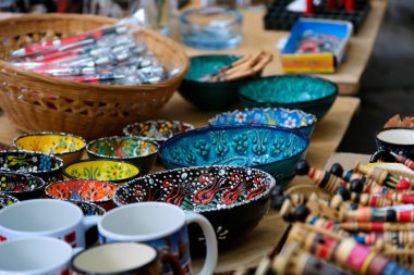 Girokastra Arnavutluk 'un güneyinde, Drinos Nehri vadisinde bir şehirdir. Bölgenin ve belediyenin idari merkezi. Akdeniz iklimi. Beyaz yüzler. Cirokastra Arnavutluk 05.12.2024 