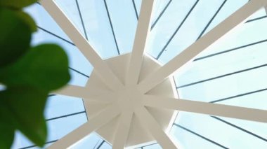 Yuvarlak beyaz tavan, cam eklentiler, lüks evler, ofis, alışveriş merkezleri. Yüksek kalite 4k görüntü