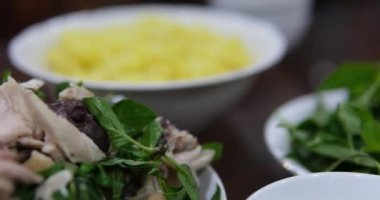 Tabaklar ve doğu yemekleri, pirinç, sebzeli et, bir sürü bitki, fesleğen, kişniş. Yüksek kaliteli FullHD görüntüler