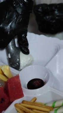 Tatlıyı bir tabakta dondurma ve meyve ile servis etmek. Dikey video Yüksek kaliteli FullHD görüntüleri