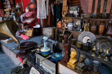 Arnavutluk 'un eski Cirokaster kentindeki hediyelik eşya dükkanları. Eski Cirokaster kasabası UNESCO 'nun bir Dünya Mirası Alanıdır. Arnavutluk Cirokastra Şatosu etrafındaki gümüş şehir 06.18.2024