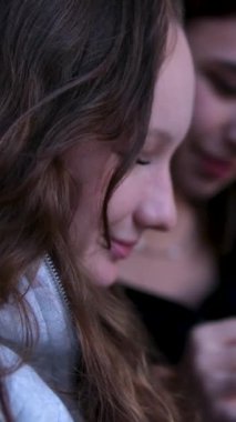 Akşam kızları, bir lokantada, gençlerin buluştuğu bir kafede kahve içiyorlar. Yüksek kalite 4k görüntü