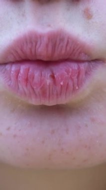 Kız bir tüple dudaklarını katlayarak kameraya bir öpücük gönderir. Keyfi yerinde iyi bir kız. Yüksek kalite 4k görüntü