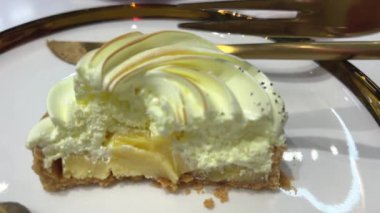 Ağzını sulandıran taze pişmiş elmalı turta ve yanında bir top vanilyalı dondurma. Kremalı elmalı turta. Protein kremalı tart.