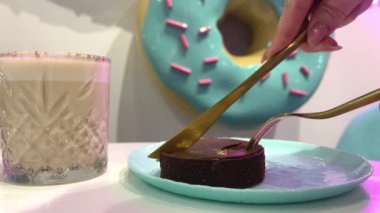 Kirazlı ve çikolatalı lezzetli çikolatalı tart. Yüksek kalite 4k görüntü