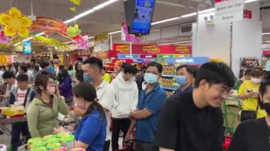 Market, insanların tatil ürünleri için her şeyi satın aldığı bir kuyruk olduğunu belirtiyor. Şehirde gerçek hayat. Ho Chi Minh Şehri Vietnam 06.18.2024