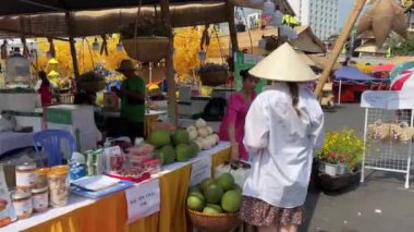 Bir çok farklı ürün sebze sebzesi güzel kesilmiş oyuncaklar. Her turist için geniş bir çeşit ürün seçimi. Vietnam Ho Chi Minh Şehri 06.18.2024.