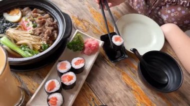 Tom Yum çorbası tofu, soba eriştesi, lahana, vişneli domates, taze soğan ve kişniş. Masa dönüşü. Yüksek kalite 4k görüntü