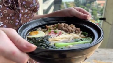 Tom Yum çorbası tofu, soba eriştesi, lahana, vişneli domates, taze soğan ve kişniş. Masa dönüşü. Yüksek kalite 4k görüntü