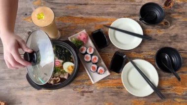 Tom Yum çorbası tofu, soba eriştesi, lahana, vişneli domates, taze soğan ve kişniş. Masa dönüşü. Yüksek kalite 4k görüntü