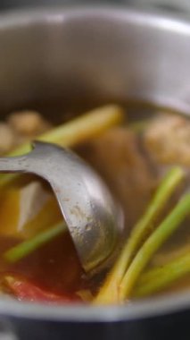Tom Yum çorbası. Tom yum çorbasına dökülen doğranmış sebzelerin yakın plan çekimi. Yüksek kaliteli FullHD görüntüler