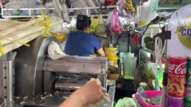 Bir çok farklı ürün sebze sebzesi güzel kesilmiş oyuncaklar. Her turist için geniş bir çeşit ürün seçimi. Vietnam Ho Chi Minh Şehri 06.18.2024.