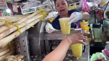 Bir çok farklı ürün sebze sebzesi güzel kesilmiş oyuncaklar. Her turist için geniş bir çeşit ürün seçimi. Vietnam Ho Chi Minh Şehri 06.18.2024.