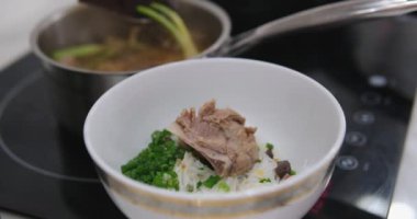 Tom Yum çorbası. Tom yum çorbasına dökülen doğranmış sebzelerin yakın plan çekimi. Yüksek kaliteli FullHD görüntüler