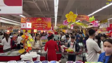 Market, insanların tatil ürünleri için her şeyi satın aldığı bir kuyruk olduğunu belirtiyor. Şehirde gerçek hayat. Ho Chi Minh Şehri Vietnam 06.18.2024