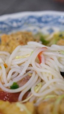 Tom Yum çorbası. Tom yum çorbasına dökülen doğranmış sebzelerin yakın plan çekimi. Yüksek kaliteli FullHD görüntüler