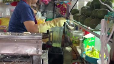 Bir çok farklı ürün sebze sebzesi güzel kesilmiş oyuncaklar. Her turist için geniş bir çeşit ürün seçimi. Vietnam Ho Chi Minh Şehri 06.18.2024.