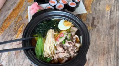 Tom Yum çorbası tofu, soba eriştesi, lahana, vişneli domates, taze soğan ve kişniş. Masa dönüşü. Yüksek kalite 4k görüntü