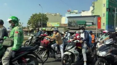 Saigon şehrinde tatillerde motosikletli otellerde yaşayan insanlar. Seyahat acentesi Asya 'da Ho Chi Minh Şehri Vietnam 06.18.2024