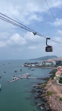  Dünyanın en uzun teleferik yolculuğu Güney Vietnam 'daki Phu Quoc adası, günbatımı gökyüzü. Aşağıda An Thoi kasabasının limanında sıralanmış geleneksel balıkçı tekneleri var. Popüler Hon Thom