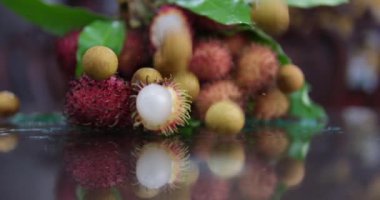 Doğal arka planı olan Rambutan Nephelum Lappaceum. Rambutan, Endonezya 'nın egzotik meyvesidir. Sulu ve tatlı. Endonezya 'nın en ucuz meyvelerinden biri. Kelime rambut 