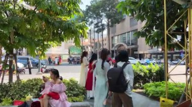 Saigon şehrinde tatillerde motosikletli otellerde yaşayan insanlar. Seyahat acentesi Asya 'da Ho Chi Minh Şehri Vietnam 06.18.2024