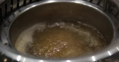 Tom Yum çorbası. Tom yum çorbasına dökülen doğranmış sebzelerin yakın plan çekimi. Yüksek kaliteli FullHD görüntüler