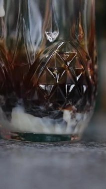 Buzlu kahve barmeni bir kahve kokteyline krema doldurur. Barista buzlu bir bardağa süt koyar, buzlu kahve hazırlar. Ferahlatıcı bir yaz içkisi. Yüksek kalite 