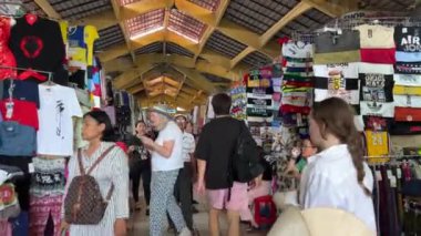 Bir çok farklı ürün sebze sebzesi güzel kesilmiş oyuncaklar. Her turist için geniş bir çeşit ürün seçimi. Vietnam Ho Chi Minh Şehri 06.18.2024.