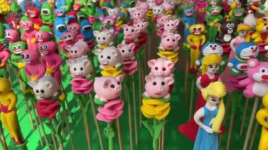 Bir çok farklı ürün sebze sebzesi güzel kesilmiş oyuncaklar. Her turist için geniş bir çeşit ürün seçimi. Vietnam Ho Chi Minh Şehri 06.18.2024.